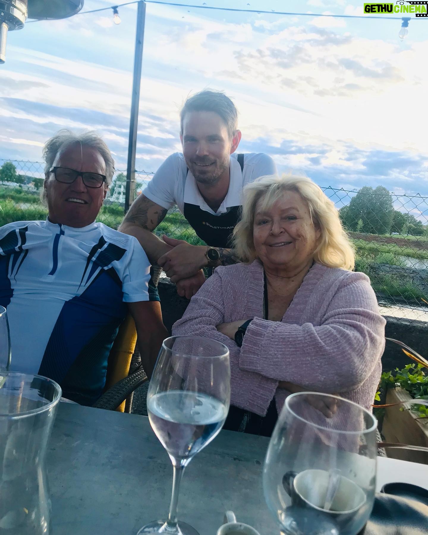 Kikki Danielsson - 2.4K Likes - Vill Tacka för en Skön å Avslappnad kväll på Solstugan, Rengården i Bollnäs🥳Vi satt ute i solen med Ljusnan bakom oss, å lade fram en plan på Återbesök till ”Dagens Lunch” eller som ikväll Middag!
Bästa stället i Stan, och Så nära hem🌹🌹❤️❤️