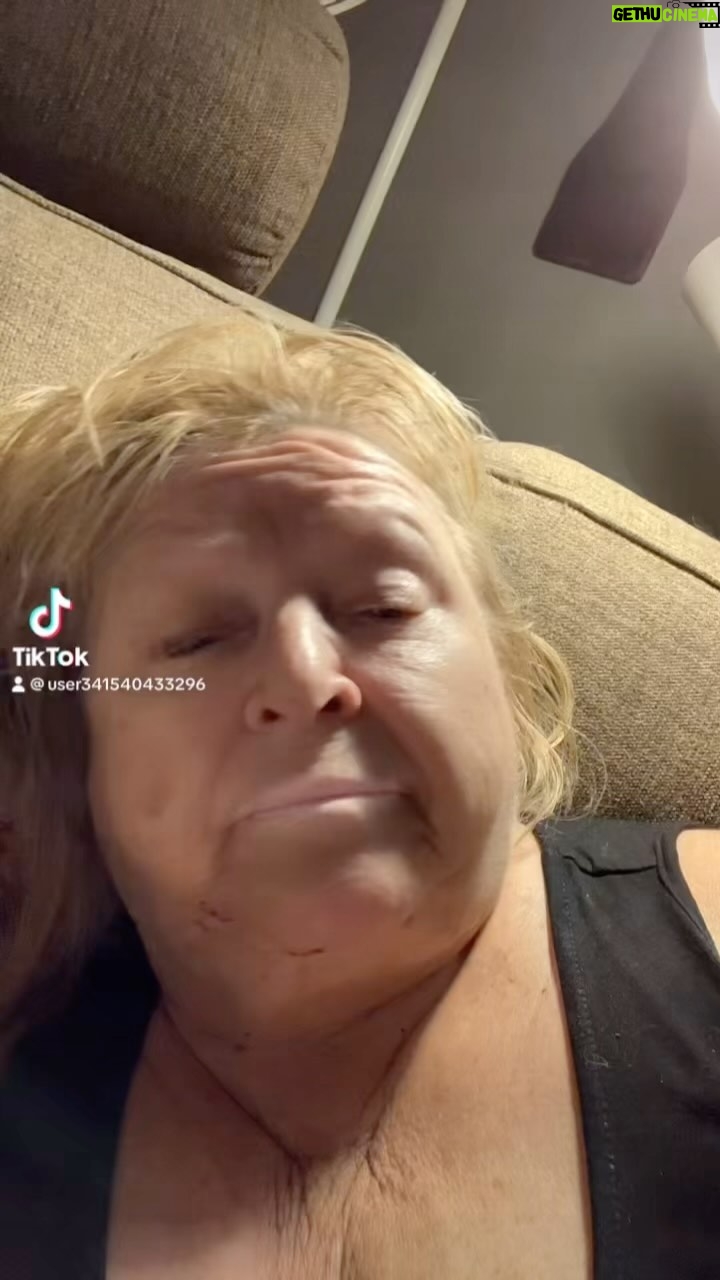 Kikki Danielsson - 2K Likes - Tänk va Skönt det är när man får sminkhjälp inför t ex ett TV-program🤗Man bara sitter där och blir Ompysslad🥰Men, Visst kan det hända nåt galet ibland i stress å trängsel😱Ett läppstift glider lätt å kan skapa läppar som inte finns😲