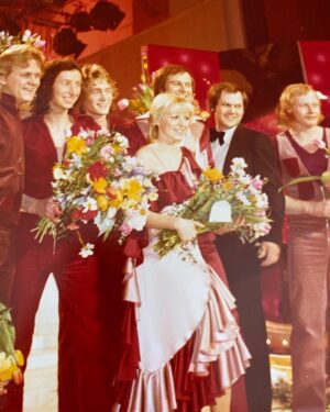 Kikki Danielsson Instagram - 45 år sen Idag 11/2 1978🎉💃🕺🥳🎈🌹
Wizex hamnade på delad Förstaplats med
Björn Skifs i Melodifestivalen😱Det tog Lång tid för oss att ta in. En Omtumlande kväll för oss, å Många Nya vägar öppnade sig🤗
I april nu i år firar vi 50-årsjubileum i Osby, där Allt började🏆🎉🌹🥳