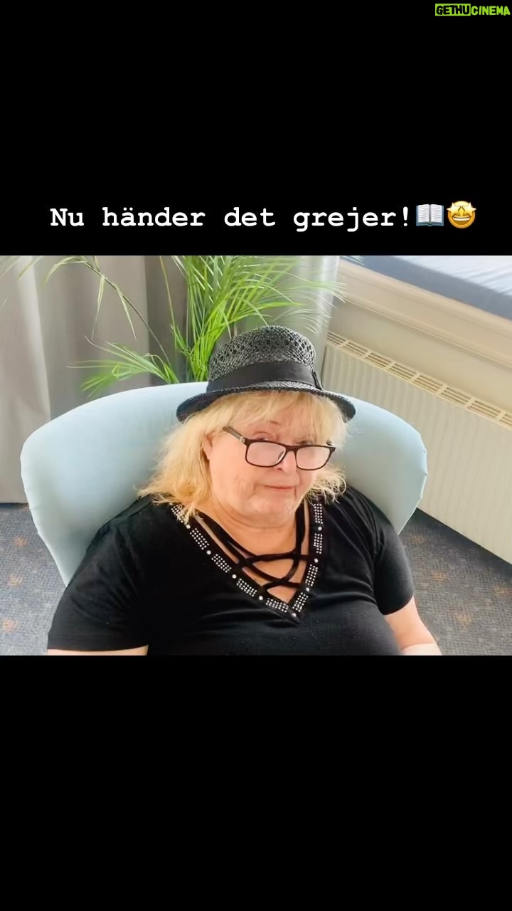 Kikki Danielsson - 2.8K Likes - Nu händer det grejer!
Snart kommer den bok som jag har skrivit ihop med min kompis Sulo Karlsson. Den har fått titeln ”Du vet ingenting om mig” och innehåller allt du inte visste om Kikki Danielsson och sånt som även var nytt för mig. 😅
Det är både spännande och lite nervöst att snart låta er ta del av mina hemligheter, men jag hoppas ni är lika nyfikna som jag.
Jag signerar självklart denna bok och för att det ska gå så bra som möjligt så har jag slagit mina påsar ihop med Bokus - klicka & förhandsboka via länken i min profil så garanterar jag att ni får mina kråkfötter i boken. 📖💕