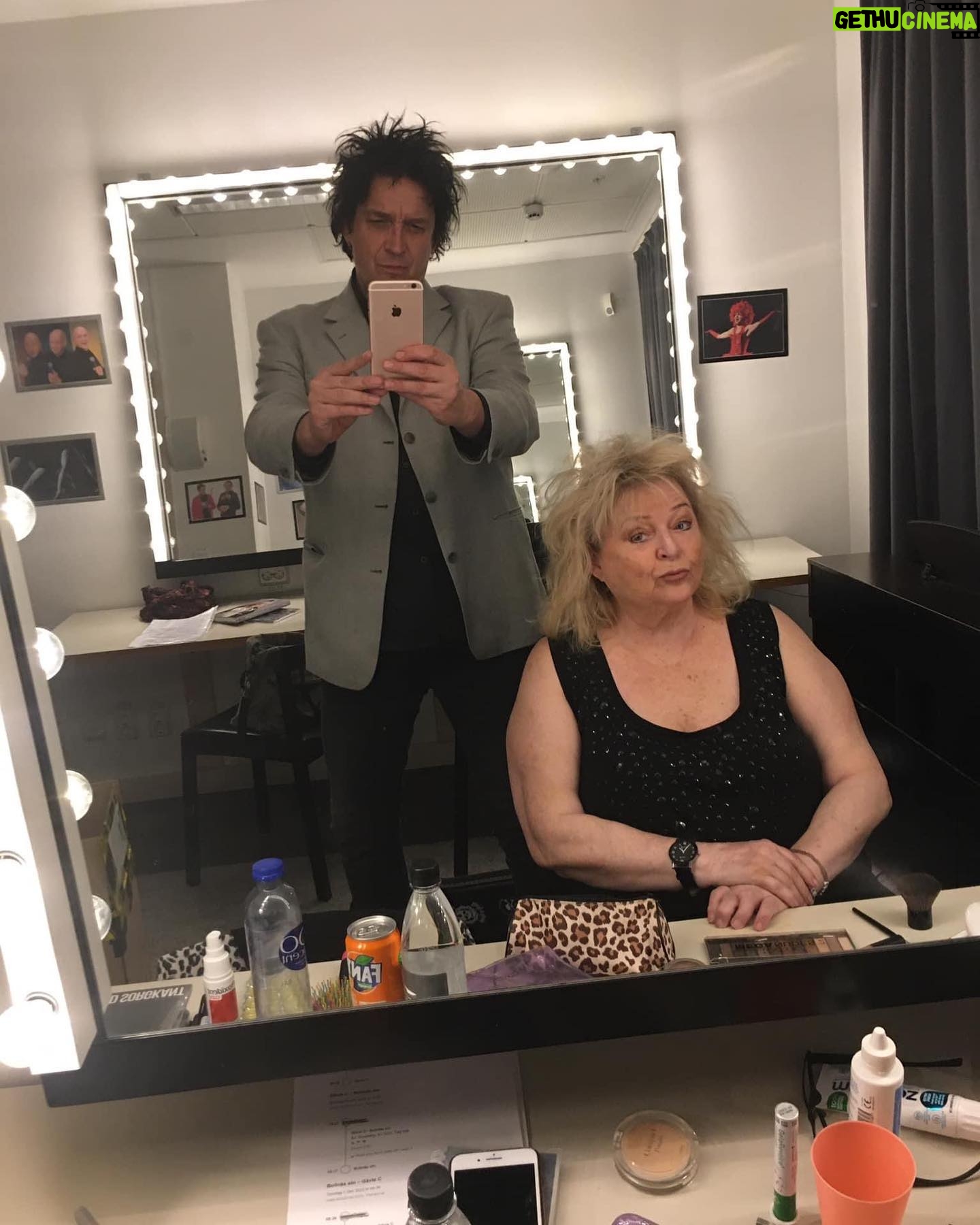 Kikki Danielsson - 2.1K Likes - Sista Julkonserten med Sulo å Refreshments gick av stapeln p Södra Teatern i Sthlm🥳🎉En
Riktigt Härlig Final🎸🎹
Nu har Alla åkt hem t sig för att fira Jul🎄🎅🏻Landade i min Goa soffa me båda katterna intill mig😻😻Som jag Längtat❤️❤️❤️☃️☃️