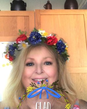 Kikki Danielsson Instagram - YESS🎉En tjej fr 55  har jobbat i 2 dar med mina rabatter, å Nyss kom en kille med gräsklippare😁Tänk, att även jag fick Fint i trädgården t Midsommar🥰Har inga planer f imorgon, kanske får jag hänga på, om barn å barnbarn har nåt p gång. Eller så tar jag på en Fin Sommarklänning å ny Midsommarkrans å sätter mig på uteplatsen å bara njuter av Stillheten å lite Mysmusik🎶😎Inga ”Små Grodor” f mig dock🐸Önskar Alla en Härlig Midsommar❤️❤️