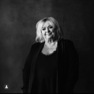 Kikki Danielsson Instagram - Nu är Kikkis nya singel ”Låt aldrig skuggorna slå rot” ute, hurra! Den har hon skapat med vännen & samarbetspartnern Sulo Karlsson. Hoppas ni gillar den lika mycket som vi gör 🥰 Länk till låten finns i bio ☀️

Foto: @rickard_eriksson_photo
