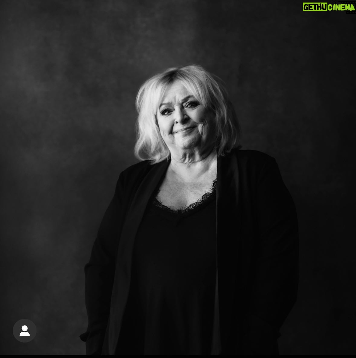 Kikki Danielsson - 2.6K Likes - Nu är Kikkis nya singel ”Låt aldrig skuggorna slå rot” ute, hurra! Den har hon skapat med vännen & samarbetspartnern Sulo Karlsson. Hoppas ni gillar den lika mycket som vi gör 🥰 Länk till låten finns i bio ☀️
Foto: @rickard_eriksson_photo