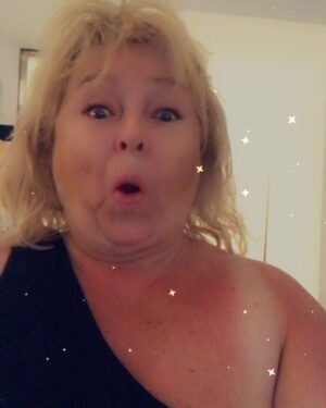 Kikki Danielsson Instagram - Sicken Miss det blev sista middagen i Puerto Rico🥵Hade ju bestämt mig för att inte sola Alls, men jag satt där p solstolen varje dag å snacka med mina polare, å märkte inte hur Solen tog😱Dax för sista kvällen med gänget då, å jag hade packat ner 2 lite finare klänningar💃Tyvärr stämde Ingen av dom med mina nyblivna ränder efter baddräkten😱Tänkte först avstå från festen p gr a detta Missöde😰Tog dock mitt Förnuft till fånga till slut å promenerade iväg med dom andra✌️God mat, Mkt musik å hyllningstal t Thorleif som vi Alla saknar, å som var med oss senast för 3 år sen vi var här🌹I All denna Härliga Gemenskap, hade jag för längesen glömt bort missen med min klänning å bara Njöt❤️❤️