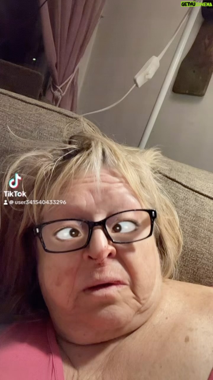 Kikki Danielsson - 1.7K Likes - HJÄLP😩🥵En av mina Fina Hackspettar anfölls av en Skata å sitter nu med en bruten vinge på balkonggolvet 😢Jag öppnade dörren, men då kom den ena kattslaktaren direkt, men jag lyckades m att stoppa honom😼Frågan nu:
Finns det Någon Möjlighet att hjälpa en fågel m skadad vinge😱Tacksam för svar🙏