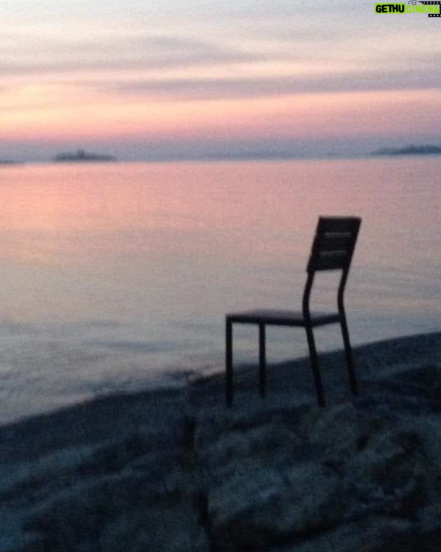 Kikki Danielsson - 1.5K Likes - När showen var klar i Smygehuk, kändes det lite Svårt att lämna den Vackra Allsångsplatsen vid havet😢
Detta är ju en Filosofplats, som jag sökt efter i Hela Mitt Liv, där jag skulle kunna sitta en Hel Natt å bara Njuta av vågornas svall🤗Tänk, om man kunde hyra in sig på en Liten Yta med plats för en Solstol, där vid strandkanten några gånger nästa sommar⛱⛺️