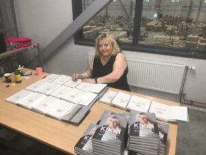 Kikki Danielsson Instagram - Hemma hos mig igen, efter att ha signerat 939 förbeställda böcker i Sthlm🥵Nu ska dom till Bokus som sen skickar ut till dom som förbeställt signerade böcker🥳
Mäktigt att sitta där bland Alla travar av böcker! MIN BOK🤩