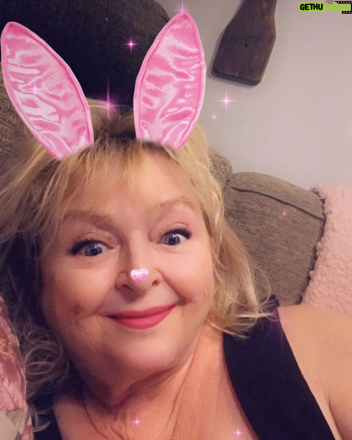 Kikki Danielsson - 2.5K Likes - WOW, Vilken Dag det blev🎉🎈😁Morgonen: Skolavslutning🌻🌺🎈
Fick höra å sjunga med i ”Den Blomstertid nu kommer”🥰Det kom fram en massa Minnen!
Sen frissan 2 timmar💋
Drog sen vidare t sjukhuset, hade stämt möte med en Sjukgymnast som introducerade mig t gymmet, gjorde ett träningsprogram åt mig. So Well, nu gäller det bara att hålla i Detta och ta tillbaka Energi😉