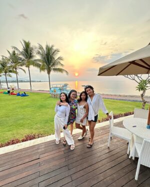 Kila Shafia Instagram - Big Hug 🌅 #childhoodfriends