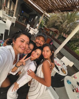 Kila Shafia Instagram - Big Hug 🌅 #childhoodfriends