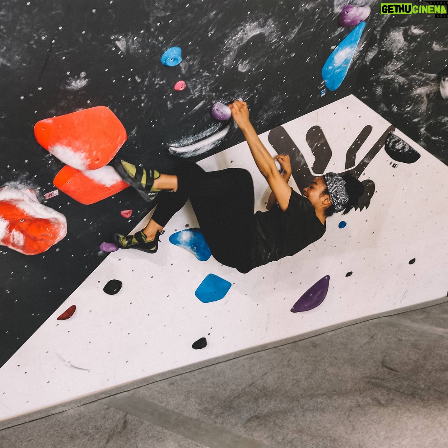 Kim Adis - 405 Likes - my new fav hobby 💛🤙🏼🧗🏽♀️ #bouldering #ibroketherulesbystepping3colours #igottothetoptho #spidermonkey #robpatz