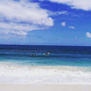 Kim Adis Instagram - Absolute bliss... 🏄🏽‍♀️🌺🌞 @amanay_surf_school