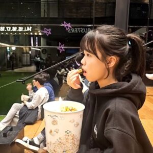 Kim Bo-min Instagram - 싸이월드 감성이라고 구박 받았지만 난 올리고 말았지🤭

#kimbomin  #우리집두찌공주👧🏻 #보민공주치마좀자주입어줘🙏