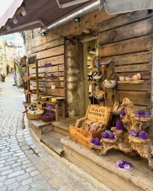 Kim Boutin Instagram - Saint-Paul-de-Vence 🏣, Tourrettes-sur-Loup 🏰💜, Cannes et son Boulevard de la Croisette🛍️, Théoule-sur-Mer et ses calanques 🪨❤️🏞️