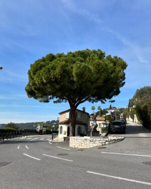 Kim Boutin Instagram - Saint-Paul-de-Vence 🏣, Tourrettes-sur-Loup 🏰💜, Cannes et son Boulevard de la Croisette🛍️, Théoule-sur-Mer et ses calanques 🪨❤️🏞️