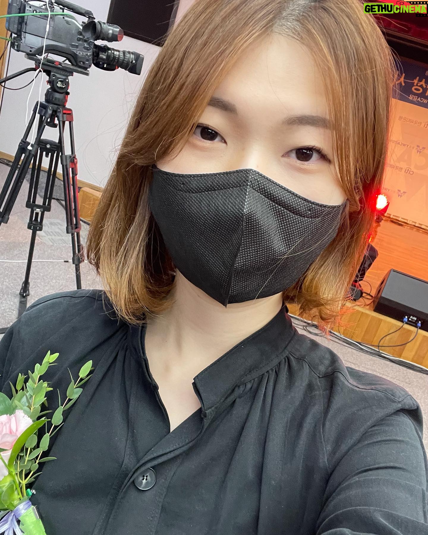 Kim Cho-yeop - 3.3K Likes - 기쁘게도 어제 열린 제19회 한국여성지도자상 시상식에서 '젊은지도자상'을 받았어요! 상패에 새겨주신 말들에 걸맞은 작가가 될 수 있게 부지런히 공부하고 열심히 쓰겠습니다 💚