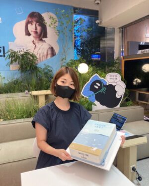 Kim Cho-yeop Instagram - 단편 「수브다니의 여름휴가」 팝업아트북이 밀리의 서재 한정판으로 나왔습니다. 최인호 작가님의 아름다운 일러스트들이 실려 있어요. 어제 북토크&사인회도 열렸는데 왕큰 케이크와 멀리서 와주신 많은 독자님들 덕분에 감동 🥲 무척 즐거운 시간이었어요 🫶🫶

(팝업아트북은 밀리 구독자 한정판으로, 정식출간은 되지 않습니다. 단편은 나중에 다른 책에 실릴 거예요. 아마 내년쯤..!)