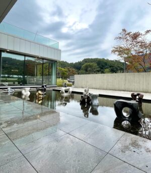 Kim Chung-jae Instagram - new installation for MIND•FULL•NESS Frieze seoul

An invitation into the meditative world of Korean contemporary art. A wonderful architectural venue, over 35 artists, more than 100 artworks, and an extensive experiential program across the multi-sensorial exhibition this September. 

VIP PREVIEW OPEN: 1-4 September (invitation only)
PUBLIC OPEN: 6-30 September (reservation recommended)

Villa de Parnell 빌라드파넬 
경기도 용인시 처인구 백암면 박곡로 192
*월요일 휴무, 화-일 10:30AM-6:30PM