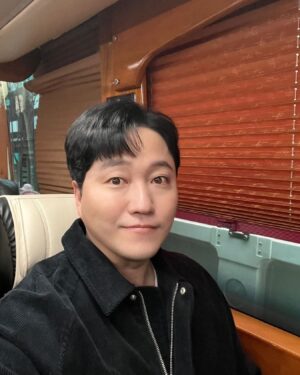 Kim Dae-myung Instagram - 늦은 새해인사에요 우리 새해엔 더 함께 행복해요.
잠시후 무대인사에서 만나요!~👽🥰😍😉