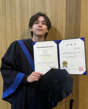 Kim Do-hoon Instagram - 안녕 카우🥳
.
.
.
7년 만에
드디어
해냈다
눈물겹다
✌️