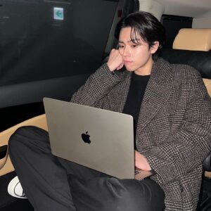Kim Do-hoon Instagram - 감사합니다:) @apple 
#MacBookAir