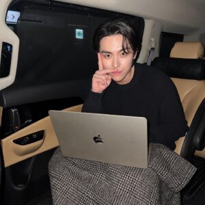 Kim Do-hoon Instagram - 감사합니다:) @apple 
#MacBookAir