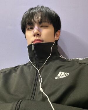 Kim Dong-han Instagram - 오랜만에 입어보는군😎😎