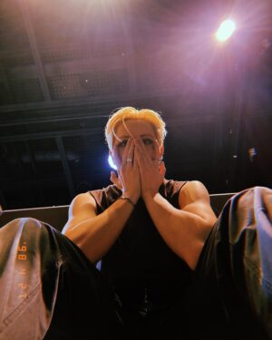 Kim Dong-han Instagram - 탈색했어영🟨