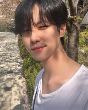 Kim Dong-han Instagram - 나도 벚꽃🌸
