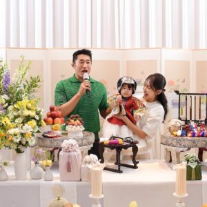 Kim Dong-hyun Instagram - 우리집 사랑둥이 막내 연서 첫 생일 축하파티🎉🎂 
가족끼리 보내는 생일이지만 
첫 돌은 제일 좋은 곳에서 추억만들기☀️🥰💕
#페어몬트앰배서더서울 #생일파티 @fairmontseoul