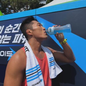 Kim Dong-hyun Instagram - #광고
2024 서울신문 하프마라톤!! 10km 44분 03초🏃🏻‍♂️😅

또 #physical100 팀과 함께 뛰어서 즐거웠습니다!

42분대 완주는 6월 마라톤에서 반드시!!🔥🫡

땀 많이 흘렸지만 #파워에이드 마시고 수분 보충 제대로 했습니다!💦

#파워에이드 #파워에이드제로 #나만의순간멈추지않는파워 #2024서울신문하프마라톤 #POWERADE #러닝 @coke.deal 
#physical100season2