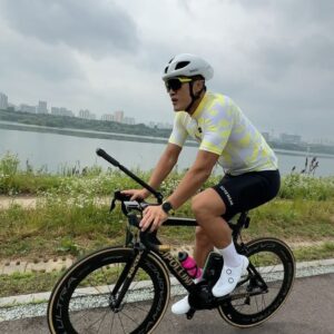 Kim Dong-hyun Instagram - 철인 3종 비공식 첫 완주!😃🔥🫡 평생 운동하면서 제일 뿌듯한 날😁😁행복하다🔥💪 #triathlon D-15
#swimming 1.5km 48:16
#cycling 40km 1:23:59
#running 10km 47:45
@minhoheotri 허코치 고마워🙏 
#gorewear @gorewear_korea_distributor @smith_sinsa