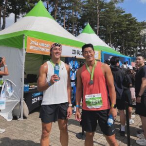 Kim Dong-hyun Instagram - #광고
2024 서울신문 하프마라톤!! 10km 44분 03초🏃🏻‍♂️😅

또 #physical100 팀과 함께 뛰어서 즐거웠습니다!

42분대 완주는 6월 마라톤에서 반드시!!🔥🫡

땀 많이 흘렸지만 #파워에이드 마시고 수분 보충 제대로 했습니다!💦

#파워에이드 #파워에이드제로 #나만의순간멈추지않는파워 #2024서울신문하프마라톤 #POWERADE #러닝 @coke.deal 
#physical100season2
