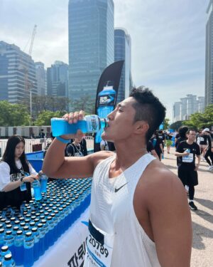 Kim Dong-hyun Instagram - #광고 
2024 서울하프마라톤 10km 참가
-10km 43분 24초 [4분 20초 페이스]-
아모띠랑 서로 페이스 메이커로 생애 첫 공식 기록🫡
.
 #파워에이드 #파워에이드제로 #나만의순간멈추지않는파워 #2024서울하프마라톤 #POWERADE #러닝 @coke.deal 
.
#본부패밀리 @hayan_0611 @amottivation