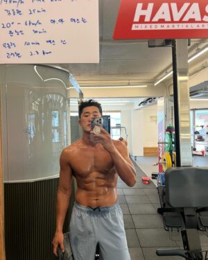 Kim Dong-hyun Instagram - cool down running🏃🏻‍♂️ 
14.4km/h - 15min🔥

하루 일과 끝😁🥰💪

#triathlon 파트너 @taerrrrrrrrrr 🙏