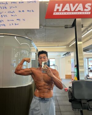 Kim Dong-hyun Instagram - cool down running🏃🏻‍♂️ 
14.4km/h - 15min🔥

하루 일과 끝😁🥰💪

#triathlon 파트너 @taerrrrrrrrrr 🙏