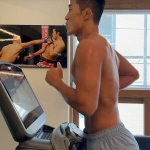 Kim Dong-hyun Instagram - cool down running🏃🏻‍♂️ 
14.4km/h - 15min🔥

하루 일과 끝😁🥰💪

#triathlon 파트너 @taerrrrrrrrrr 🙏