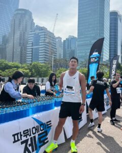 Kim Dong-hyun Instagram - #광고 
2024 서울하프마라톤 10km 참가
-10km 43분 24초 [4분 20초 페이스]-
아모띠랑 서로 페이스 메이커로 생애 첫 공식 기록🫡
.
 #파워에이드 #파워에이드제로 #나만의순간멈추지않는파워 #2024서울하프마라톤 #POWERADE #러닝 @coke.deal 
.
#본부패밀리 @hayan_0611 @amottivation