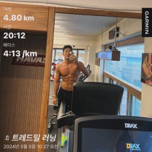 Kim Dong-hyun Instagram - 🏃🏻‍♂️ #treadmillrunning #10km마라톤준비
.
14km/h - 20min 💪🔥 
.
다음은 25min!!🏃🏻‍♂️
