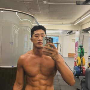 Kim Dong-hyun Instagram - 🏃🏻‍♂️ #treadmillrunning #10km마라톤준비
.
14km/h - 20min 💪🔥 
.
다음은 25min!!🏃🏻‍♂️