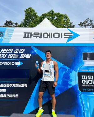 Kim Dong-hyun Instagram - #광고 
2024 서울하프마라톤 10km 참가
-10km 43분 24초 [4분 20초 페이스]-
아모띠랑 서로 페이스 메이커로 생애 첫 공식 기록🫡
.
 #파워에이드 #파워에이드제로 #나만의순간멈추지않는파워 #2024서울하프마라톤 #POWERADE #러닝 @coke.deal 
.
#본부패밀리 @hayan_0611 @amottivation