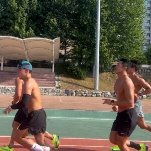 Kim Dong-hyun Instagram - 역시 #스웻온서울 크루는 쉬운 날이 없다🔥인터벌로 12km🥵
#intervaltraining #sweatonseoul #목요일0700 #야소800
🏃🏻‍♂️
800m 3:20 [페이스 4:10/km]
400m 3:20
10sets(12km)
.
@binisshoman 카메라 들고 뛰는 클라쓰🫡💪