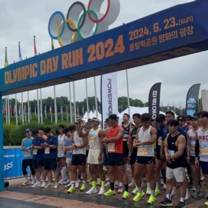 Kim Dong-hyun Instagram - #올림픽데이런 참가해서, 10km 완주 성공!🏃🏻‍♂️
오늘 10k는 거의 트레일 러닝 느낌의 코스이슈로 46분🤣🤣
파리올림픽 응원하겠습니다.🙏🇰🇷
#광고 #파워에이드 #파워에이드제로 #나만의순간멈추지않는파워 #올림픽데이런2024#POWERADE #2024파리올림픽 #러닝 @coke.deal