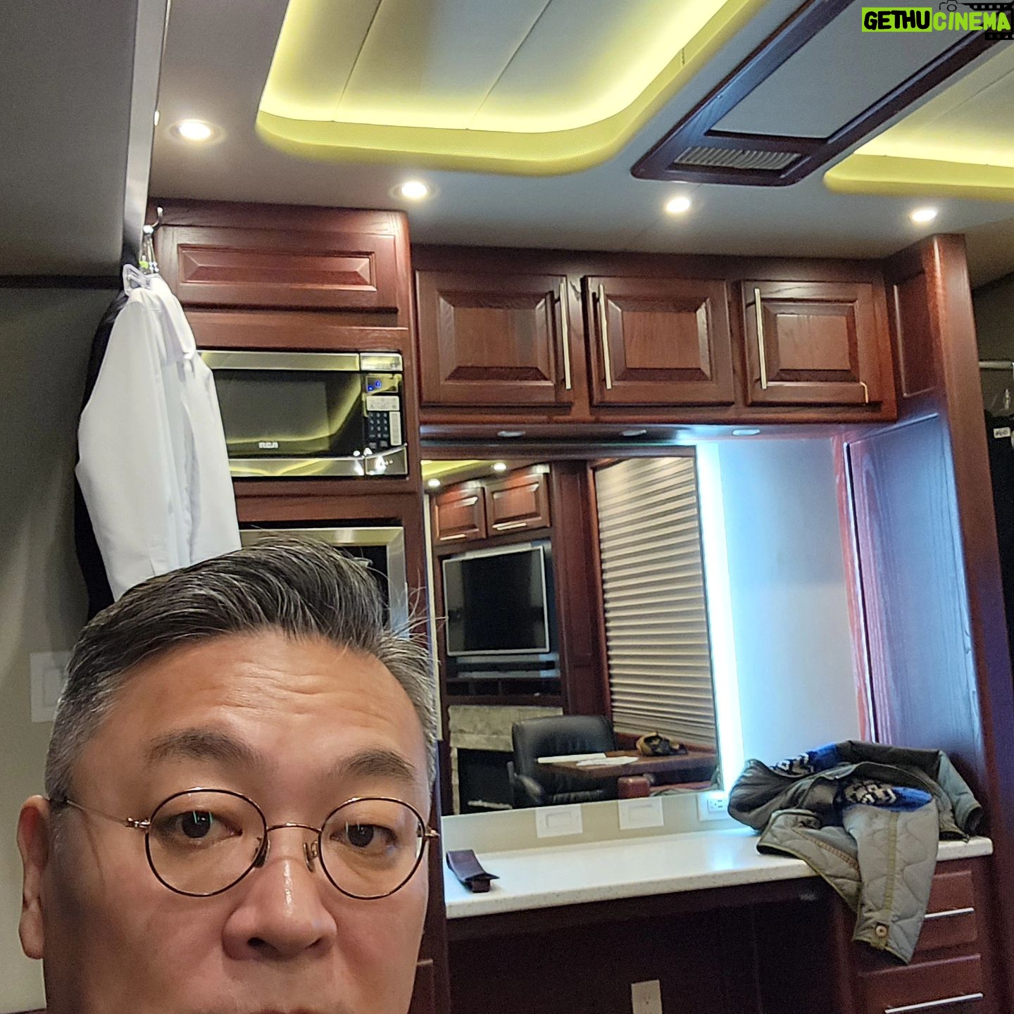 Kim Eui-sung - 2.8K Likes - 이곳은 어디일까요?