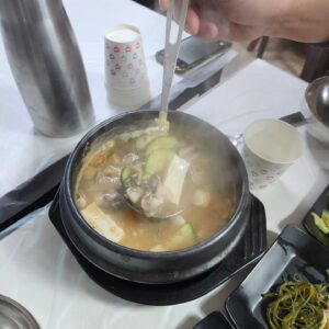 Kim Eui-sung Instagram - 고흥의 평범한 아침식사.
키조개전골과 해물된장
 #고흥여행 #뚝배기식당