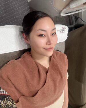 Kim Eun-young Instagram - 연예인 피부 관리 뭐 별거 없어요~
그냥 보시다시피 좋은 시술 이렇게 다 때려박으면 되는걸요~^^
시술이 궁금하시면 게시물을 옆으로 넘겨주세요!

요즘 이영애 리프팅으로 유명하다는 덴서티 하이
설명은 듣긴 했는데 용어가 어려우니
그냥 사진보는게 빠를거에요 ㅎㅎㅎㄹ
우선 제 솔직한 후기는 
받은 직후에 붉은 기나 붓기 전혀 없었고
아플까봐 살짝 쫄았는데!!!
일단 안아파서 넘 좋아요ㅋㅋㅋㅋ
살짝 뜨겁긴한데 참을만해요 ㅎㅎ 
예뻐질려면 뭐 이정도쯤은~^^

받고나서 피부가 쫀쫀해지고 탱탱해져서
기분이 좋아욯ㅎㅎㅎ아 의사선생님께서
콜라겐 엘라스틴 촉진시켜주는거라 볼륨이 생기는거래요!
여러분도 저랑 같이 아름다워져요!🩵
@density.kr 

#density #덴서티리프팅 #리프팅후기 
#학동사거리피부과 #방숙현원장님