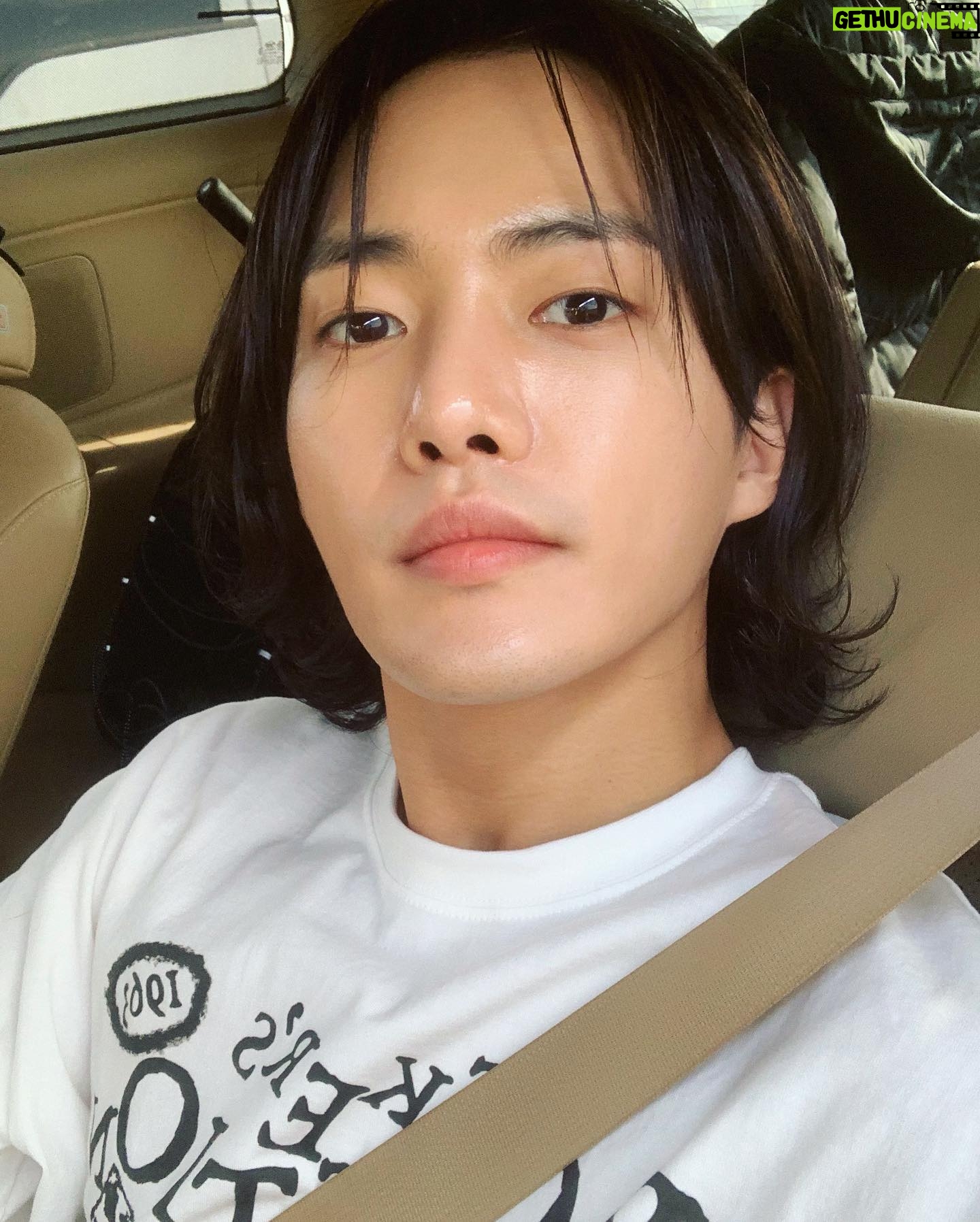 Kim Gun-woo - 42.4K Likes - 따뜻한 구정 연휴 보내세요❤