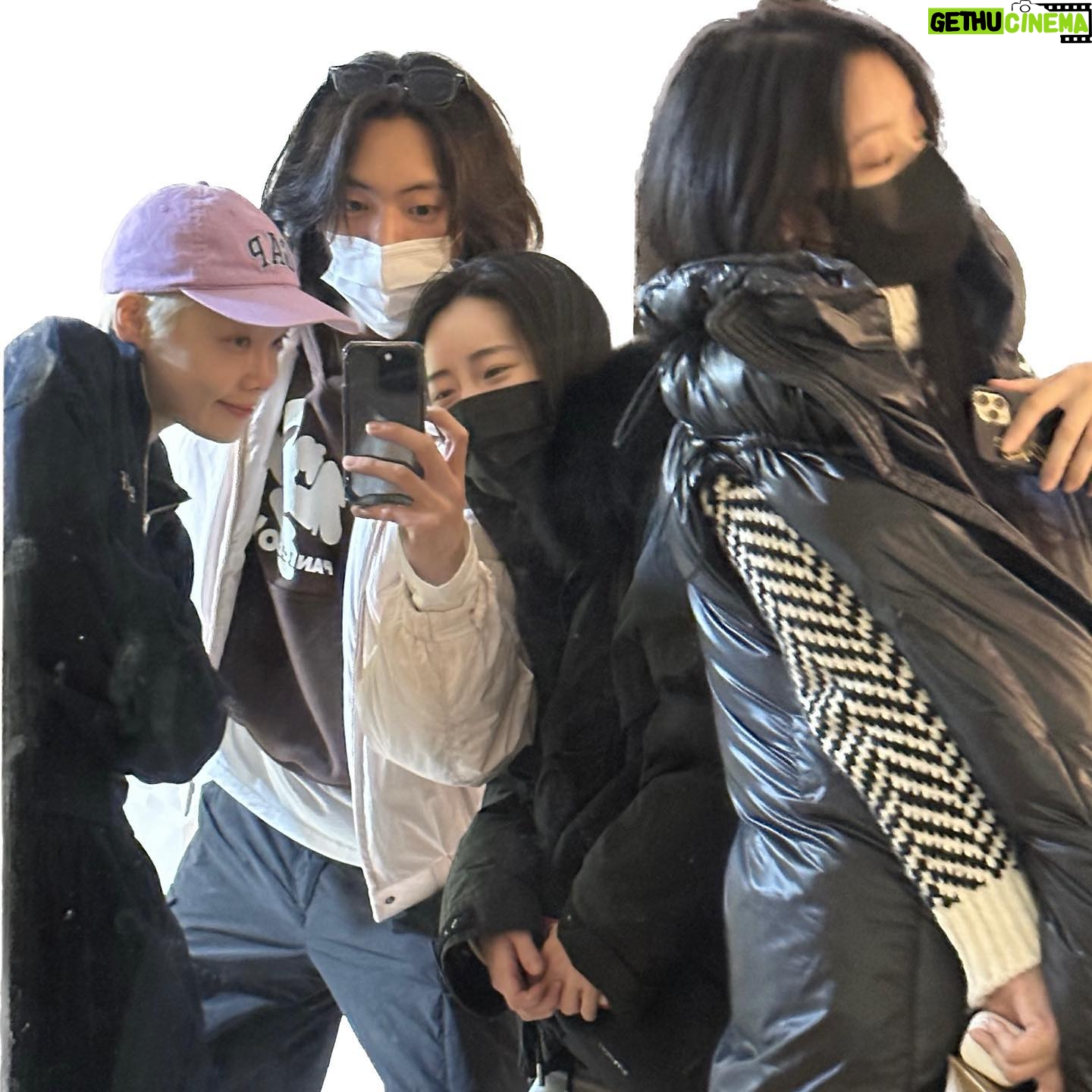 Kim Gun-woo - 37.6K Likes - 고마워 세 자매 사랑해❤ (축하가 좀 늦긴 했지만)