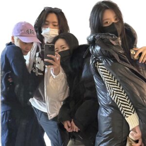 Kim Gun-woo Instagram - 고마워 세 자매 사랑해❤ (축하가 좀 늦긴 했지만)